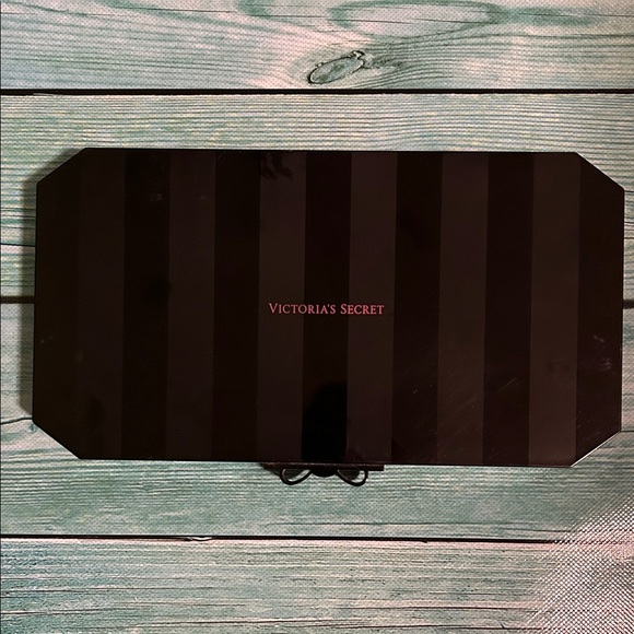 Victoria's Secret Vibrant Make Up Palette - Picture 3 of 3